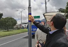 Persona invidente  en la señalización de lectoescritura Braille instaladas en paraderos de los buses zonales (SITP). 